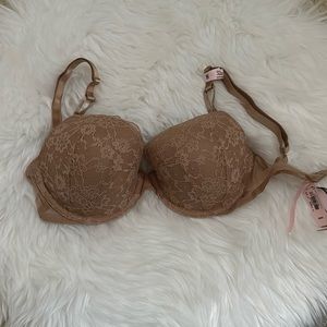 Victoria’s Secret lightly lined bra